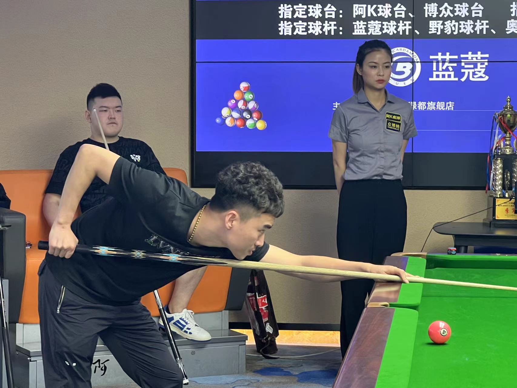 虽然她对国 虽然她对国